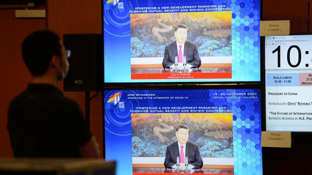 الرئيس الصيني شي جينبينغ يلقي خطاباً عبر الفيديو في حوارات الرؤساء التنفيذيين لمنتدى التعاون الاقتصادي لمنطقة آسيا-المحيط الهادئ (آبيك)، في صورة التقطت في مركز القيادة الرئيسي في كوالالمبور ونشرتها مباشرة وزارة الإعلام الماليزية في 19 ت2/نوفمبر 2020