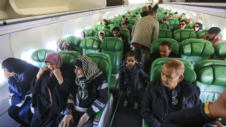 صورة أرشيفية لمسافرين على متن طائرة ليبية
