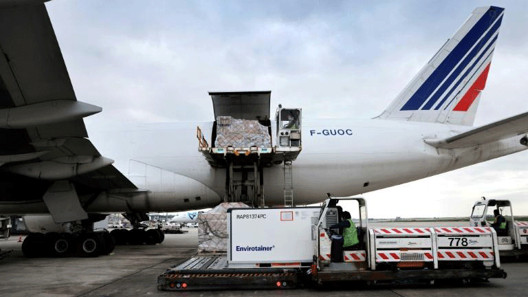 تحميل طائرة بالمعدات الطبية والأدوية في مطار رواسي في فرنسا، بتاريخ 25 تشرين الثاني/نوفمبر أغسطس 2020