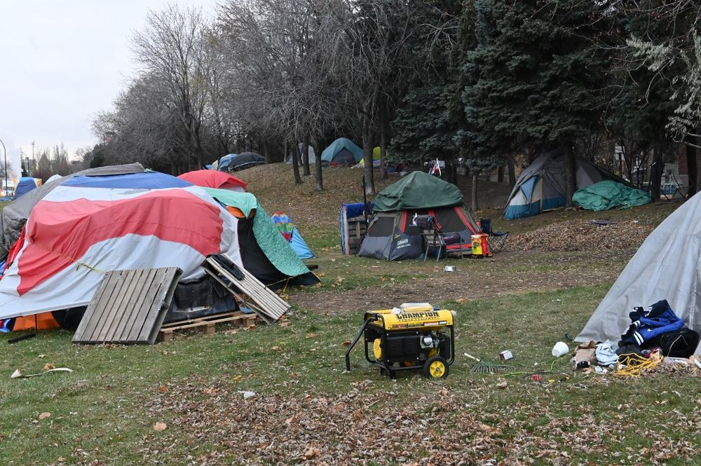 تنتشر داخل مساحة خضراء قرب جادة عريضة في المدينة الكندية منذ الصيف الفائت حوالى مئة خيمة لمشردين