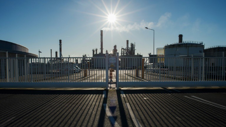 مصفاة نفط تابعة لمجموعة توتال الفرنسية في دونج بغرب فرنسا في 2 ديسمبر 2019