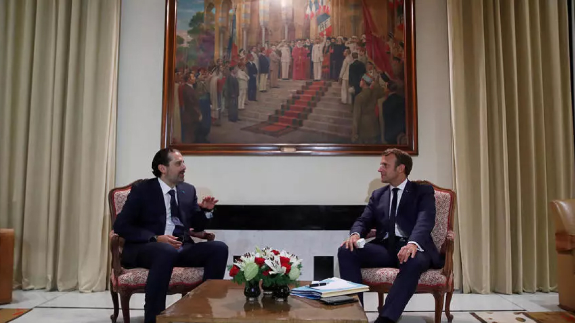 الرئيس الفرنسي إيمانويل ماكرون مستقبلاً رئيس الحكومة اللبنانيةا المكلف سعد الحريري في قصر الصنوبر ببيروت في 31 أغسطس 2020