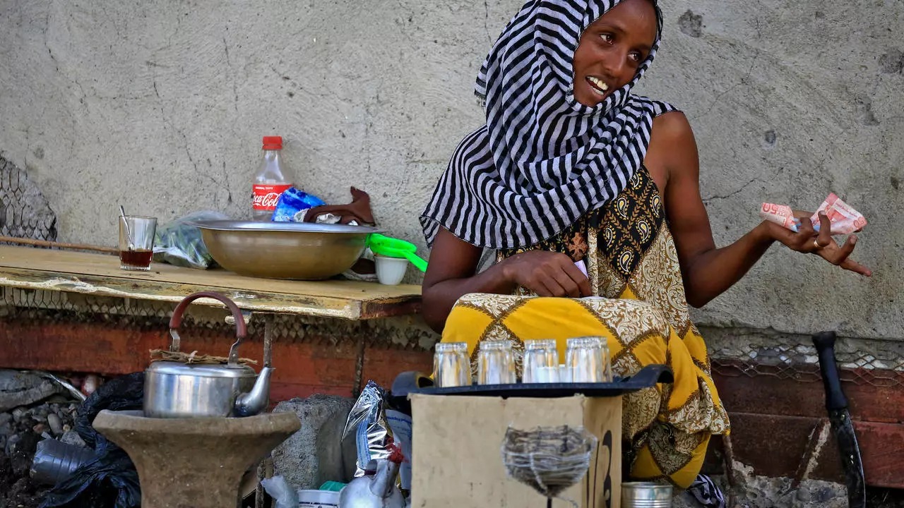 إثيوبية تبيع الشاي في مخيم للاجئين في السودان في 26 نوفمبر 2020 