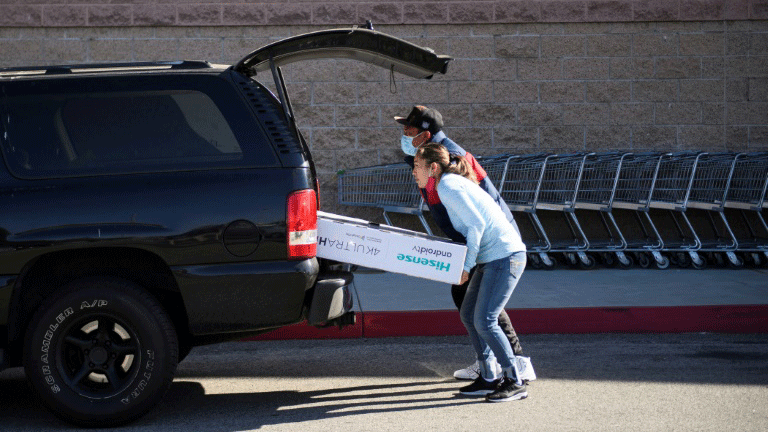 ختام التسوق بوضع جهاز التلفزيون المشتري في صندوق السيارة في هاوثورن، كاليفورنيا، الجمعة 27 نوفمبر 2020