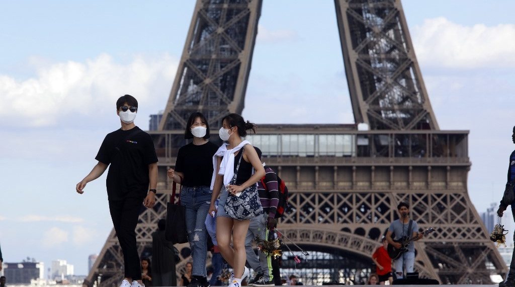 مارة وكمامات أمام برج إيفل في باريس في 17 تموز/يوليو 2020