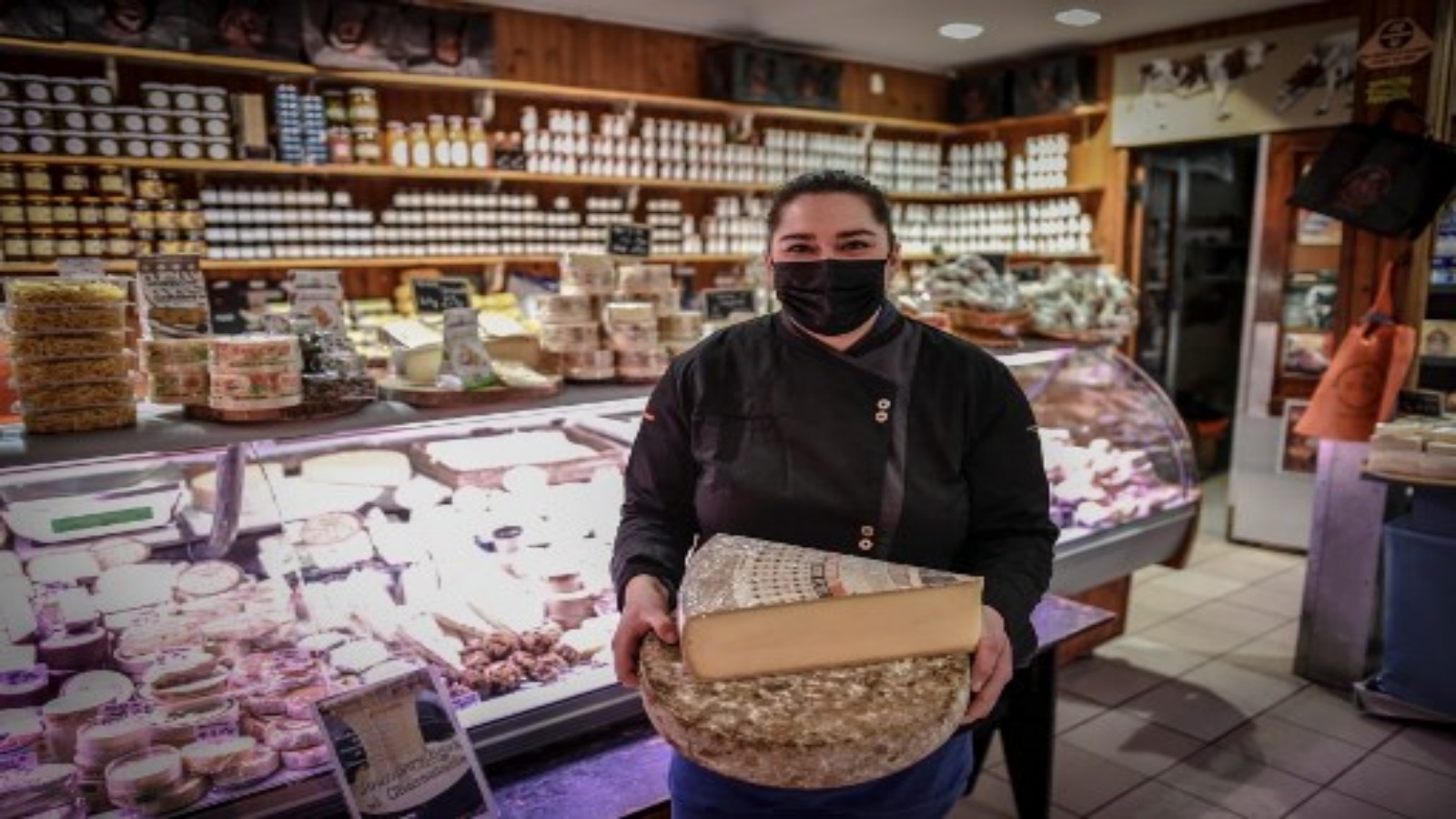 صانعة الجبن ترتدي قناعًا وقائيًا داخل متجرها ، في باريس ، في 27 نوفمبر 2020 ، خلال الإغلاق الثاني لفرنسا بهدف الحد من انتشار Covid-19 (فيروس كورونا الجديد). 
