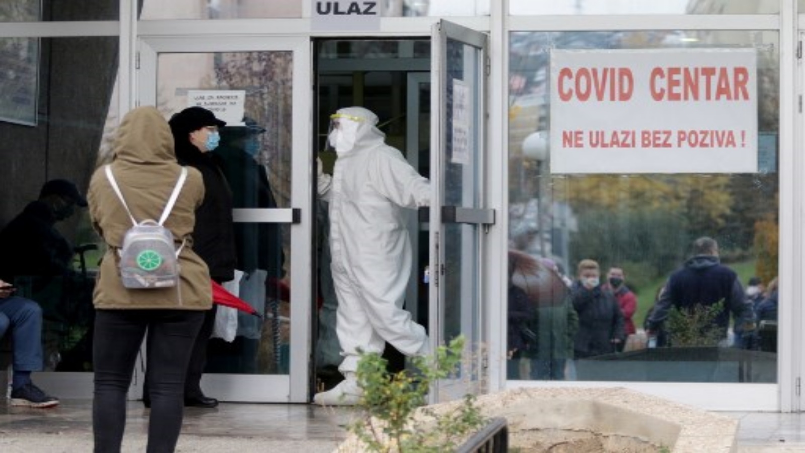 الناس ينتظرون الفحص الطبي ، خارج مستشفى كوفيد ، في سراييفو ، في 5 نوفمبر 2020. لا توجد أسرة كافية وقلة الأطباء: ارتفاع عدد حالات الإصابة بفيروس كورونا يدفع المستشفيات في البلقان إلى حافة الانهيار 