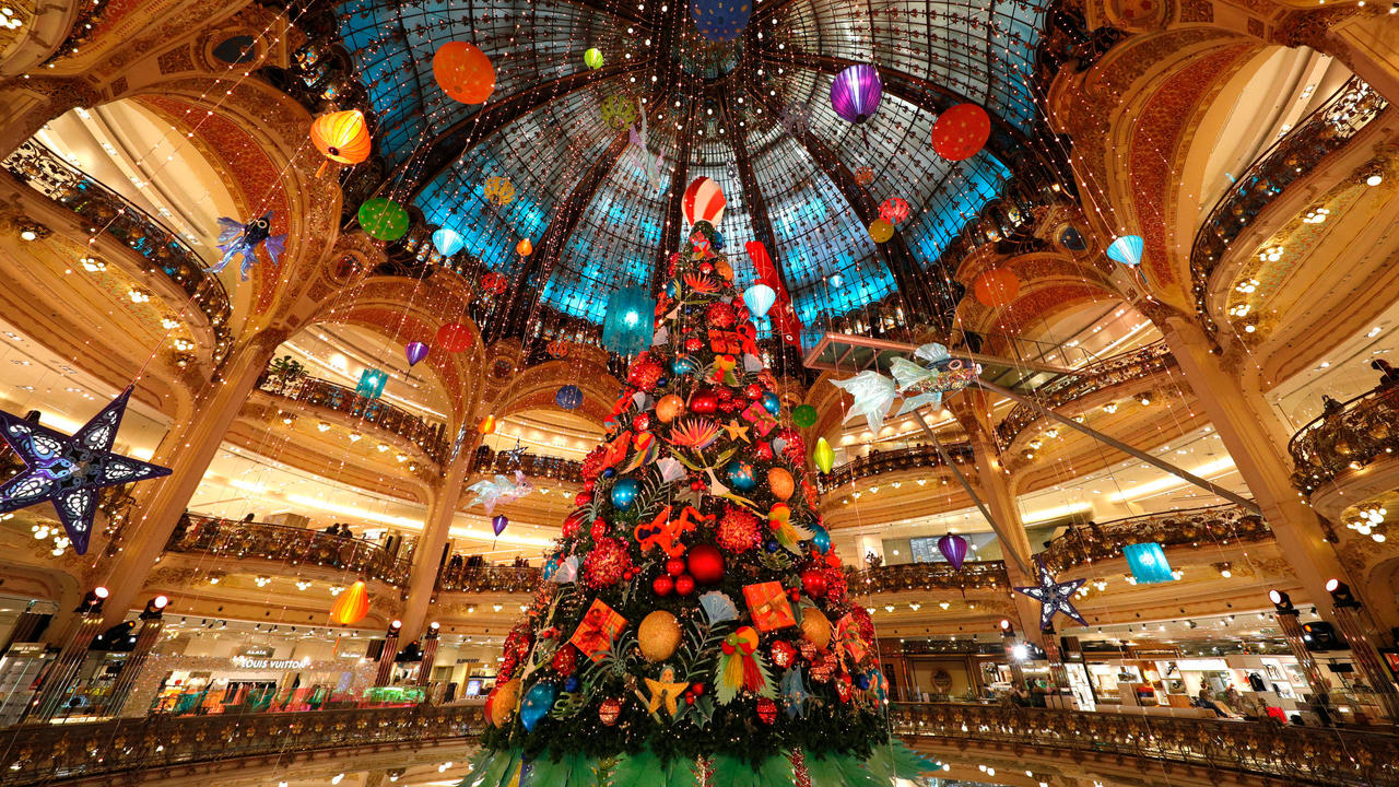 شجرة الميلاد ارتفعت في غاليري لافاييت في باريس في 28 تشرين الثاني/نوفمبر بعدما خففت الحكومة القيود على السكان