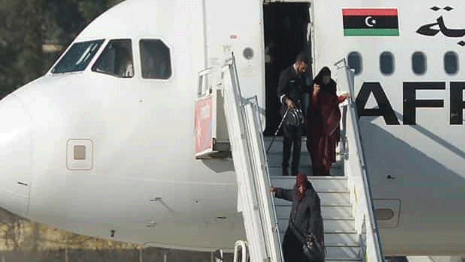 طاقم الطائرة الليبية يساعد الركاب على الخروج من الطائرة التي خطفت إلى مالطا