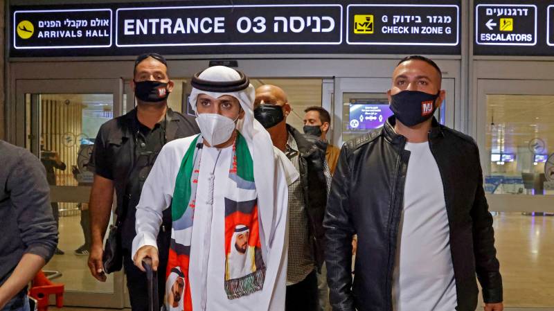 الفنان الإماراتي وليد الجاسم يصل إلى مطار بن غوريون، قرب تل أبيب حيث كان في استقباله المغني الإسرائيلي إلكانا مارتزيانو مساء الثاني من كانون الأول/ديسمبر 2020