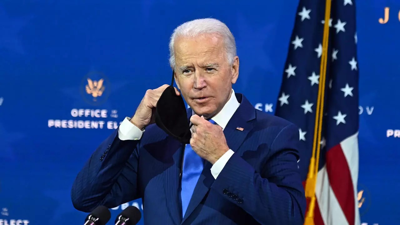 بايدن يرفع عن وجهه القناع بينما يقدم فريقه الاقتصادي في مدينته ويلمينغتون في ديلاوير