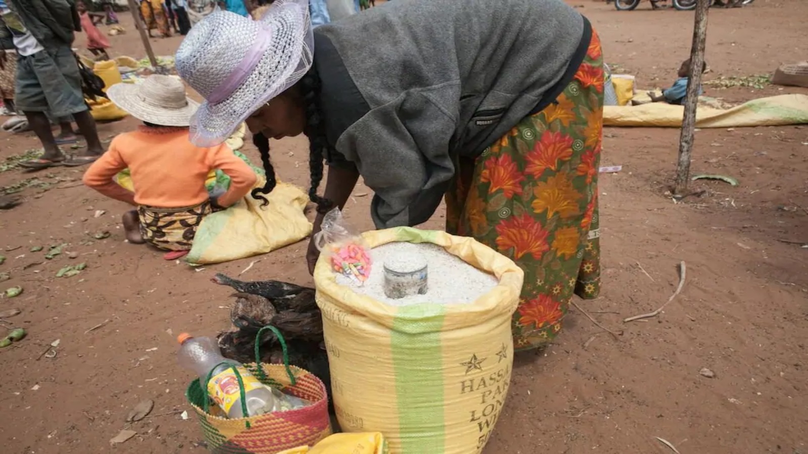 الطين الأبيض قوت فقراء جنوب مدغشقر للتحايل على الجوع