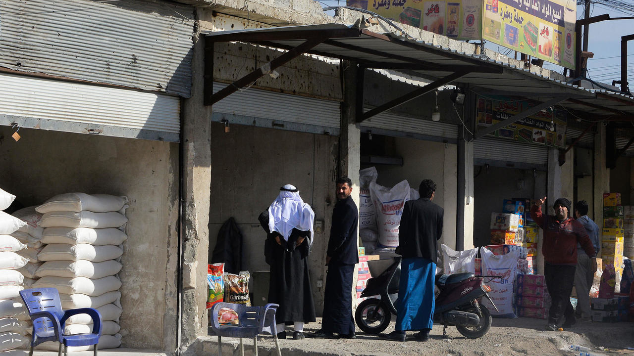 عراقيون يشترون بضائع في سوق البورصة في الموصل في شمال العراق في 28 تشرين الثاني/نوفمبر 2020