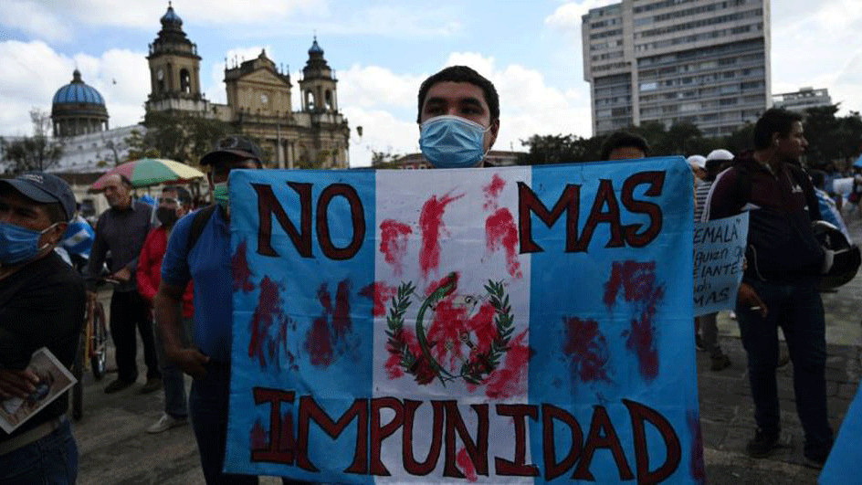 هتف المشاركون في التظاهرة التي جرت في ساحة في الوسط التاريخي لغواتيمالا 