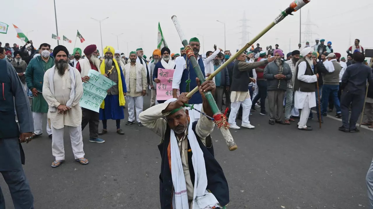 مزارع يشارك في تظاهرة ضد الإصلاحات الزراعية الجديدة التي اقرتها الحكومة الهندية، في غازيبور على الطريق بين ولايتي دلهي واوتار براديش في 12 ديسمبر 2020