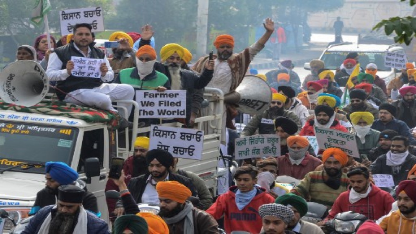 متظاهرون يرفعون لافتات ويهتفون بشعارات ضد رئيس الوزراء الهندي ناريندرا مودي أثناء ركوب الدراجات النارية خلال مسيرة احتجاجية لدعم المزارعين ضد الإصلاحات الزراعية الأخيرة في أمريتسار 13 ديسمبر 2020.