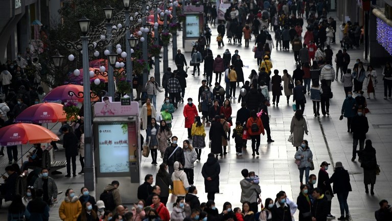 متسوقون صينيون في أحد شوارع شينغدو في 28 نوفمبر 2020