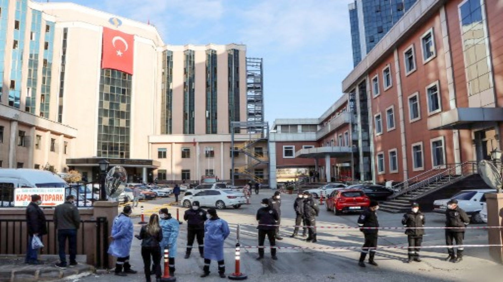 قامت الشرطة بتطويق المنطقة الواقعة أمام مستشفى جامعة سانكو الذي يديره القطاع الخاص في غازي عنتاب بعد وفاة تسعة مرضى ، جميعهم مصابين بـ Covid-19 ، في حريق في 19 ديسمبر 2020.