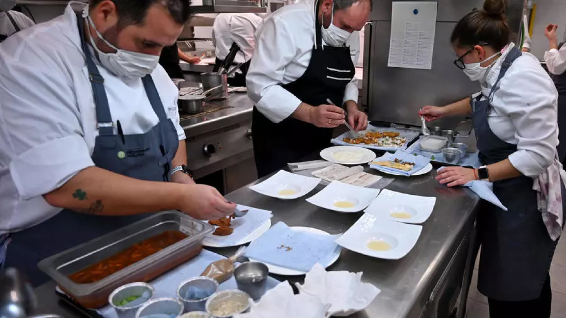 عمال في مطبخ مطعم في كازينو مدريد في العاصمة الإسبانية في 13 نوفمبر 