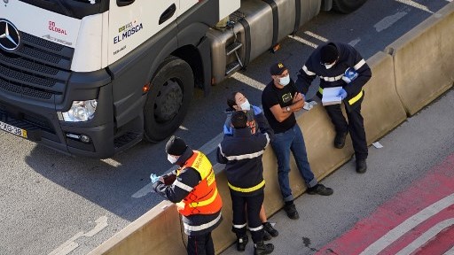 سائق شاحنة يخضع لفحص المسحة الأنفية لكورونا قبل السماح له بالمرور إلى فرنسا الجمعة