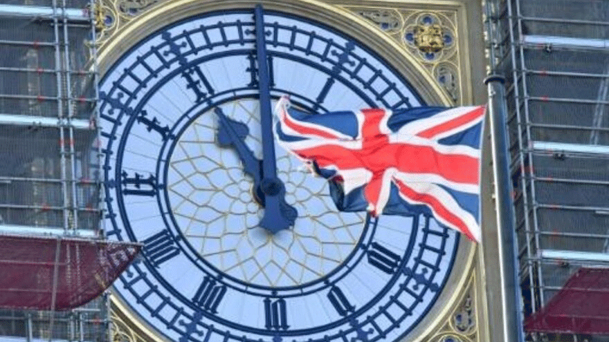 العلم البريطاني يرفرف أمام ساعة بيغ بن الشهيرة في لندن في 28 كانون الثاني/يناير 2020