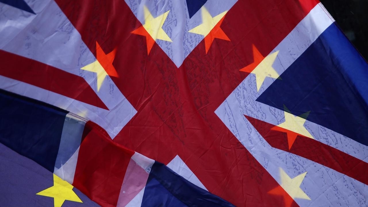 متظاهرون يرفعون العلم الأوروبي وراء العلم البريطاني في لندن في 29 آذار/مارس 2018