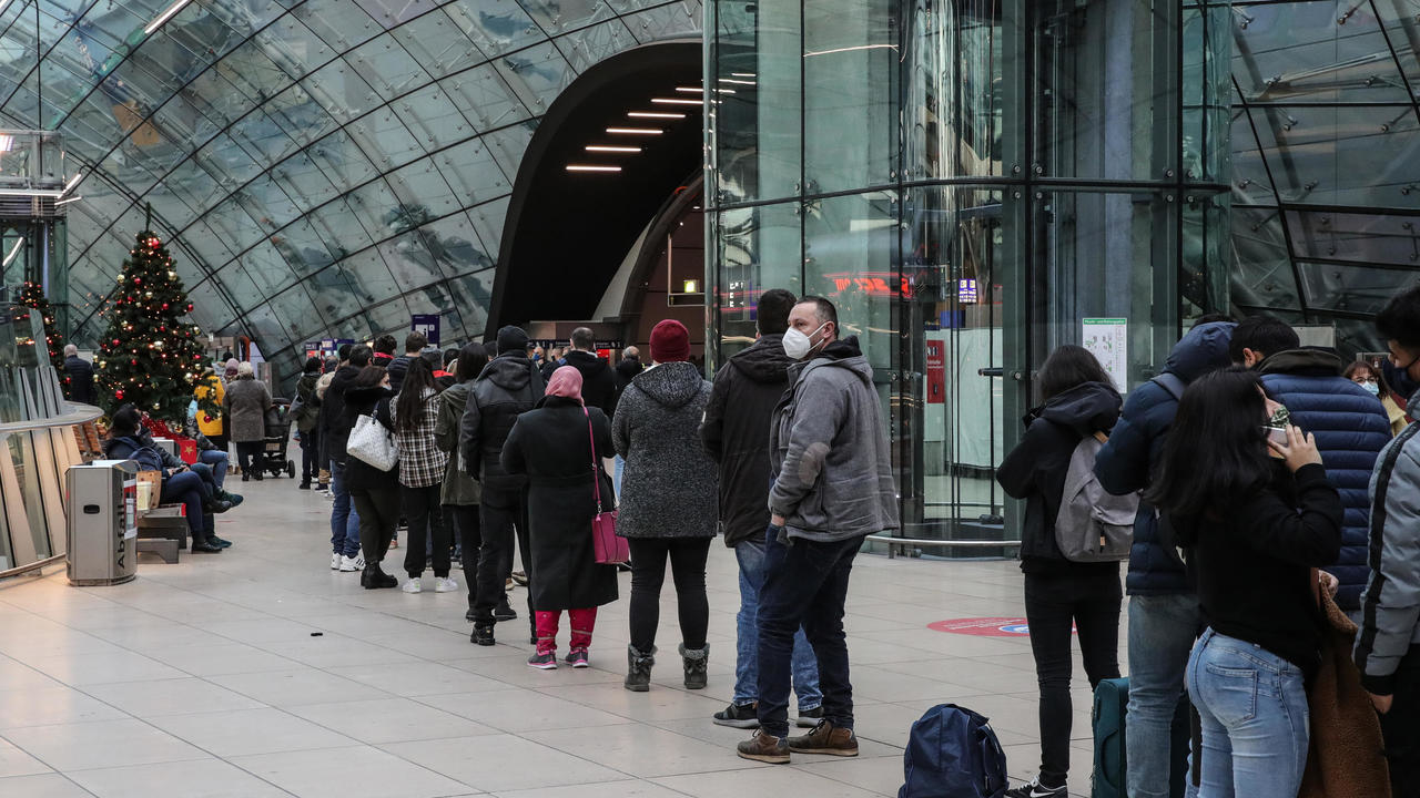 مسافرون ينتظرون الخضوع لفحص كوفيد-19 في مطار فرانكفورت الدولي في ألمانيا في 19 كانون الأول/ديسمبر 2020