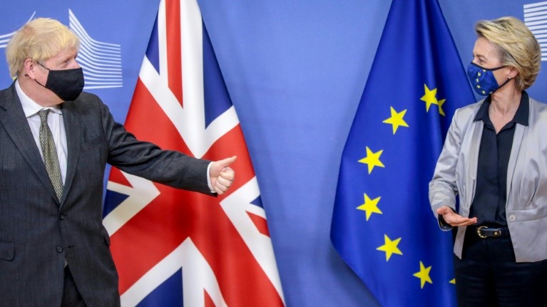 رئيسة المفوضية الأوروبية أورسولا فون دير لايين ورئيس الوزراء البريطاني بوريس جونسون في بروكسل في 9 ديسمبر الجاري
