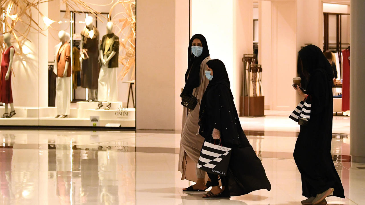 نساء يرتدين أقنعة للحماية من فيروس كوفيد-19 في مول دبي في 28 نيسان/أبريل 2020، بعد إعادة فتحه أمام المتسوقين
