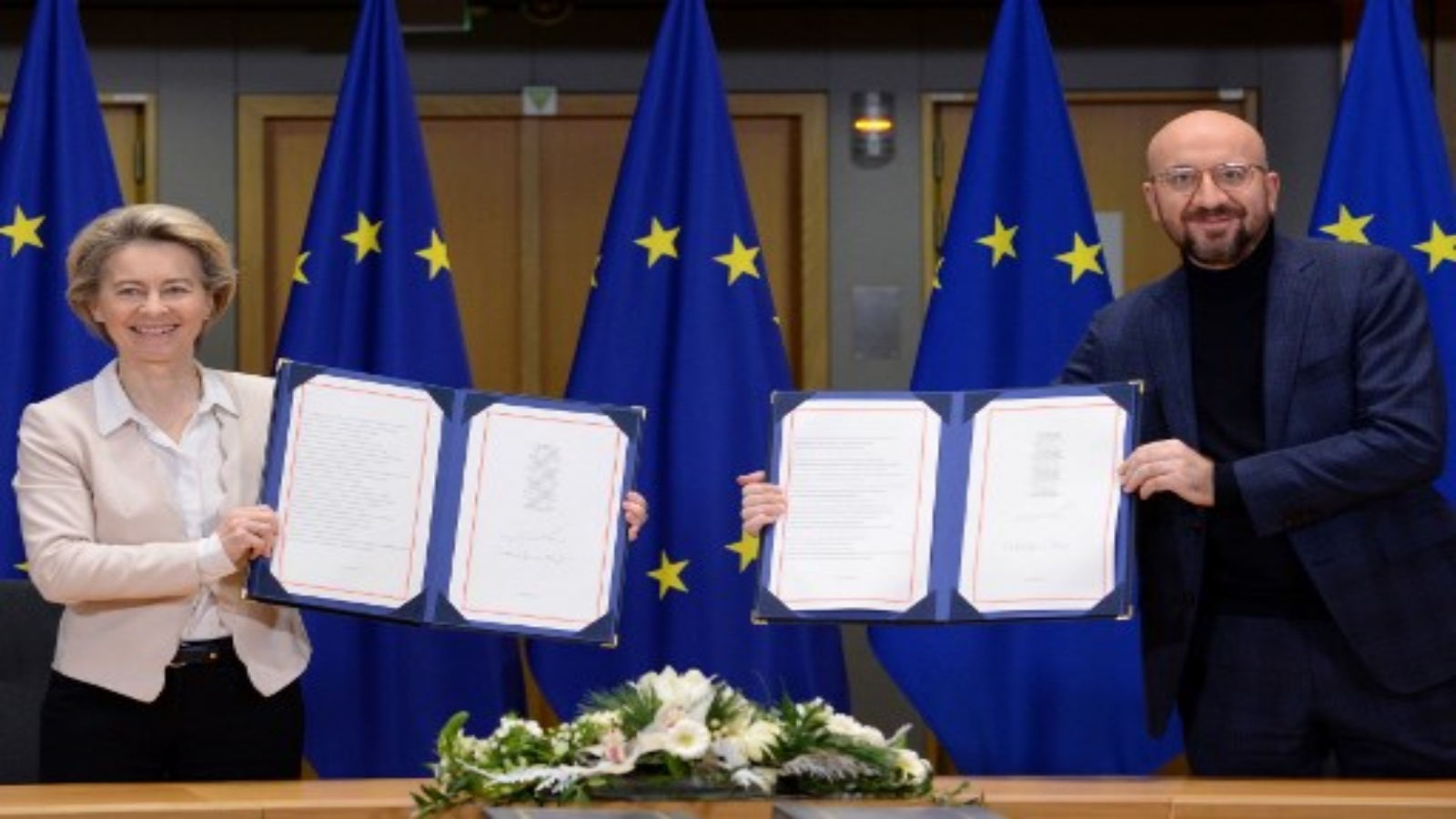 رئيسة المفوضية الأوروبية أورسولا فون دير لاين (يسار) ورئيس المجلس الأوروبي تشارلز ميشيل (يمين) في بروكسل ، في 30 ديسمبر 2020 ، حيث يظهران اتفاقية التجارة الموقعة بشأن خروج بريطانيا من الاتحاد الأوروبي المقرر دخولها حيز التنفيذ في 1 يناير 2021