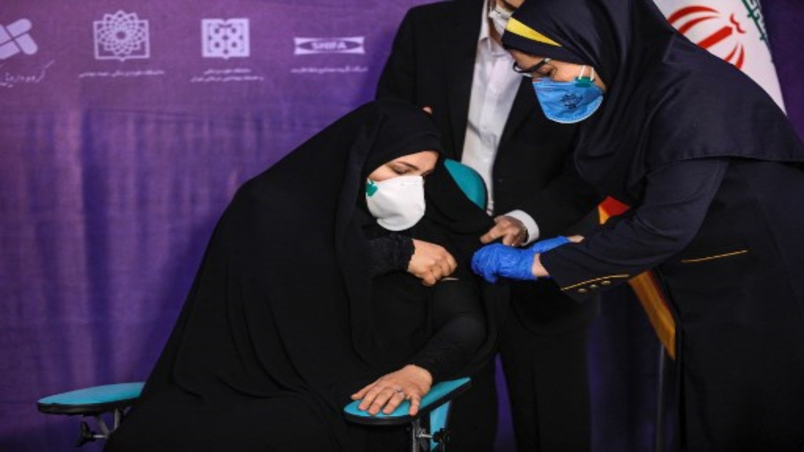 امرأة تتلقى حقنة خلال المرحلة التجريبية الأولى من لقاح إيراني محلي الصنع لمرض فيروس كورونا COVID-19 في العاصمة الإيرانية طهران ، 29 ديسمبر 2020