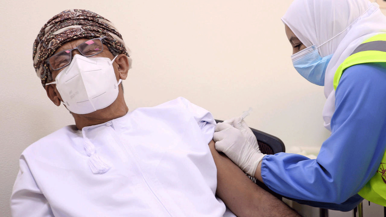 وزير الصحة العماني أحمد السعيدي يتلقى جرعة من اللقاح المضاد لفيروس كورونا في مسقط، 27 كانون الأول/ديسمبر 2020