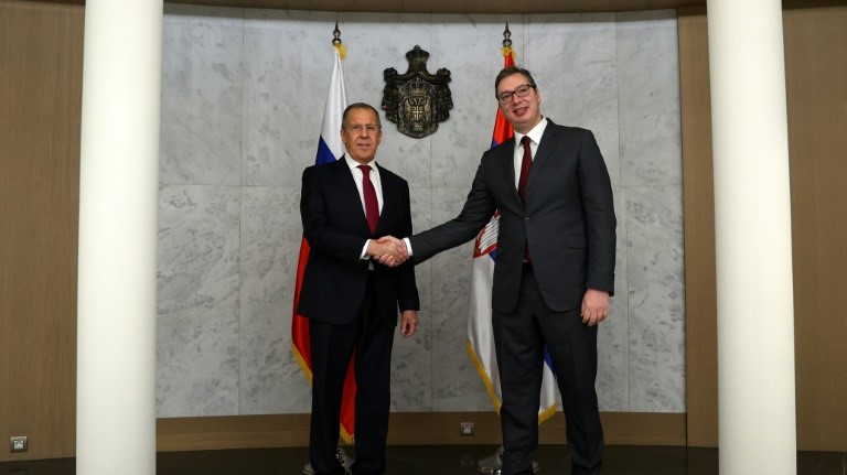 الرئيس الصربي ألكسندر فوسيتش (إلى اليمين) ووزير الخارجية الروسي سيرغي لافروف في بلغراد في 15 ديسمبر 2020 