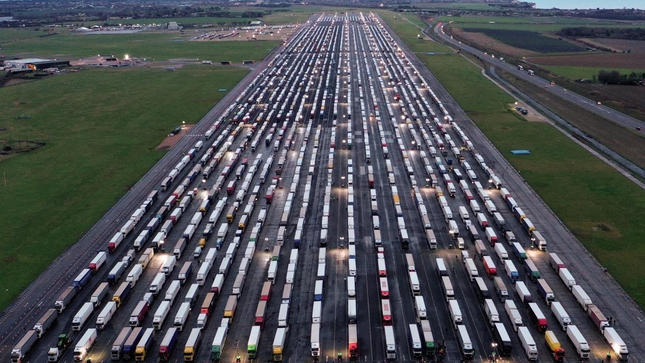 صورة جوية تظهر شاحنات الشحن ومركبات البضائع الثقيلة متوقفة على مدرج المطار في مطار مانستون قرب رامسغيت في جنوب شرق إنكلترا في 22 كانون الأول/ديسمبر 2020