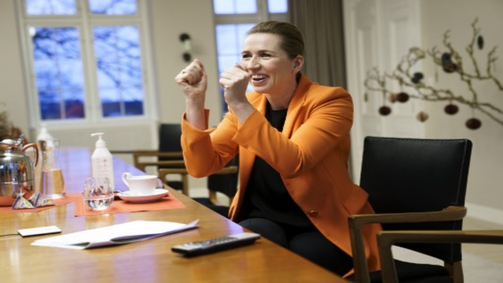 رئيسة الوزراء الدنماركية ميت فريدريكسن وهي تتبع أول تلقيح عبر رابط فيديو من مقر إقامتها في مارينبورغ ، شمال كوبنهاغن ، حيث تتلقى جيتي مارجريت فريدريكسن (83) لقاح فيروس كورونا Covid-19 في 27 ديسمبر 2020.