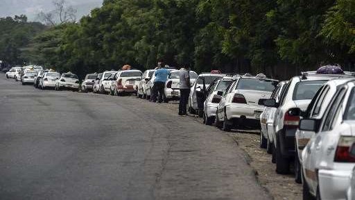 سيارات أجرة تصطف أمام إحى محطات الوقود في العاصمة الفنزويلية