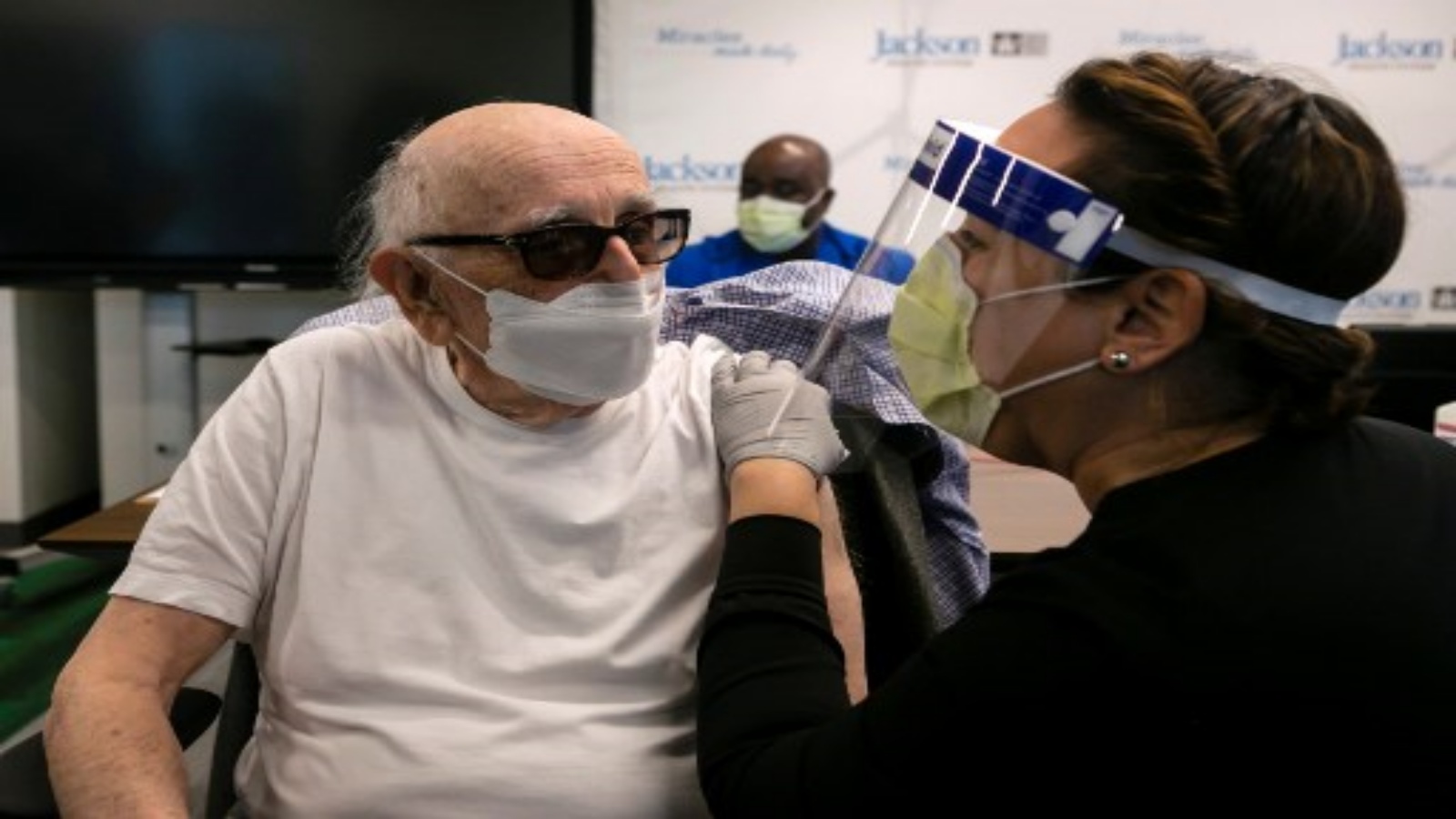 نورمان جي.إينسبروش ، 88 عامًا ، مريض أمراض القلب في مستشفى جاكسون ميموريال ، يتحدث مع ممرضة بعد تلقيه لقاح فايزر-بيونتيك Covid-19 في مركز كريستين إي لين لإعادة التأهيل ، في ميامي ، فلوريدا