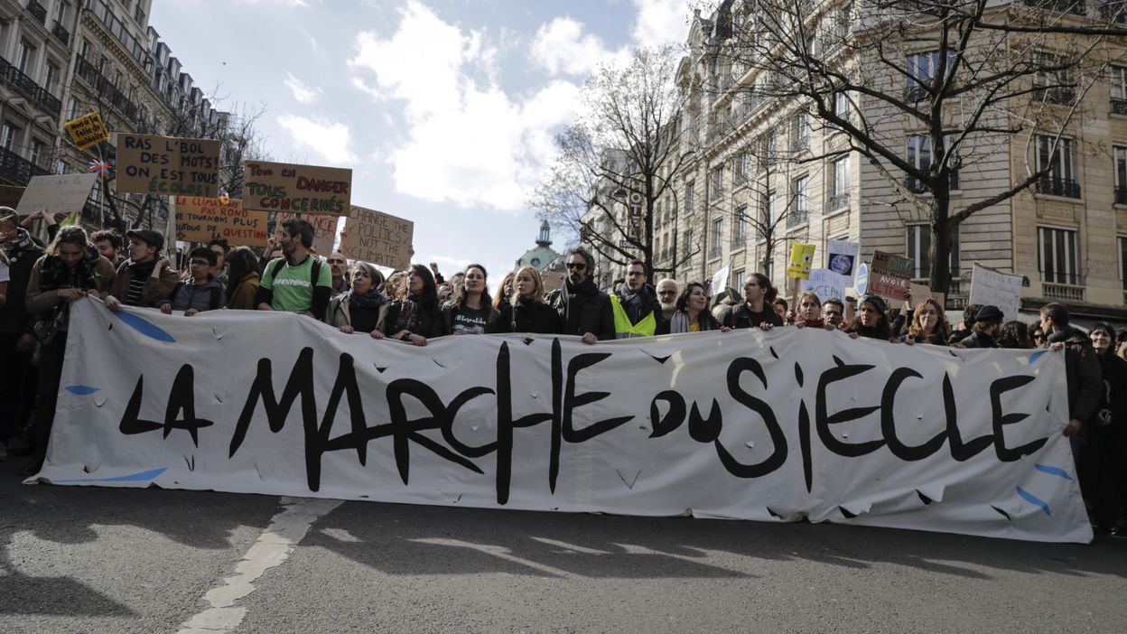 عشرات آلاف الفرنسيين يخرجون في 2019 في مظاهرات جابت شوارع كبرى المدن، رفضاً لتقاعس الحكومة الفرنسية في مواجهة تغير المناخ