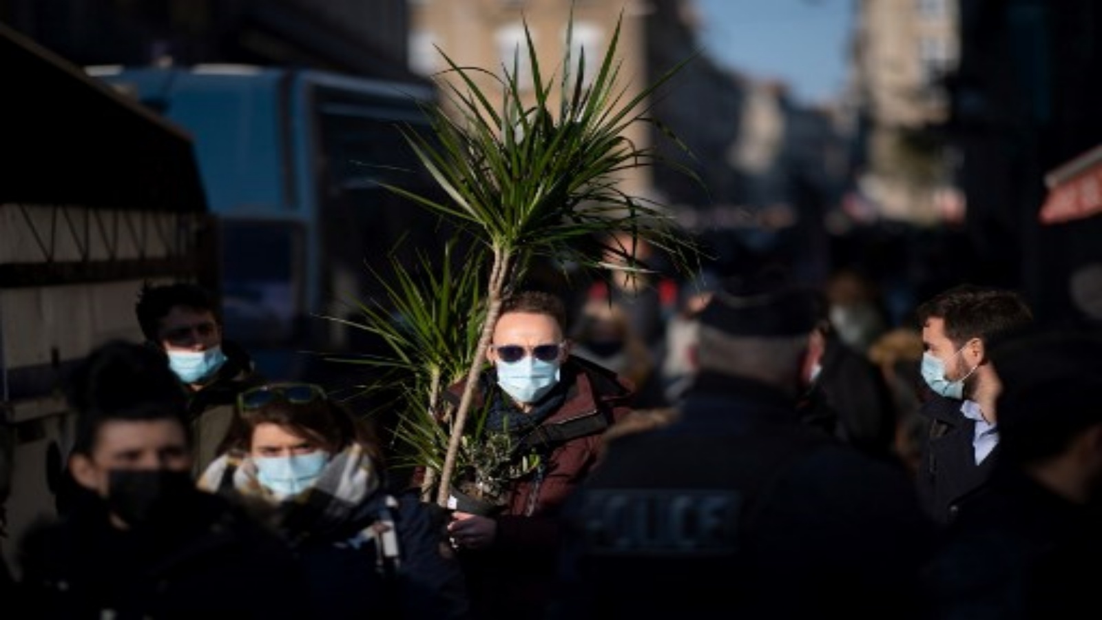 أشخاص يرتدون أقنعة الوجه يسيرون في أحد الشوارع ، في 9 يناير 2021 في رين ، غرب فرنسا ، وسط الأزمة المرتبطة بوباء كوفيد -19 الناجم عن فيروس كورونا الجديد.