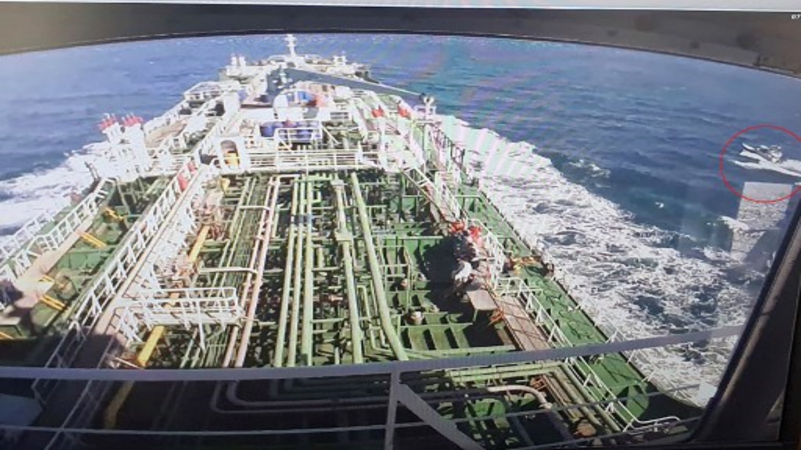 لقطات كاميرات المراقبة لناقلة النفط Hankuk Chemi ، وهي ناقلة نفط ترفع علم كوريا الجنوبية ، على شاشة بينما يظهر قارب الحرس الثوري الإيراني في دائرة حمراء على الشاشة في شركة DM Shipping المالكة للناقلة ، في بوسان في 4 يناير ، 2021