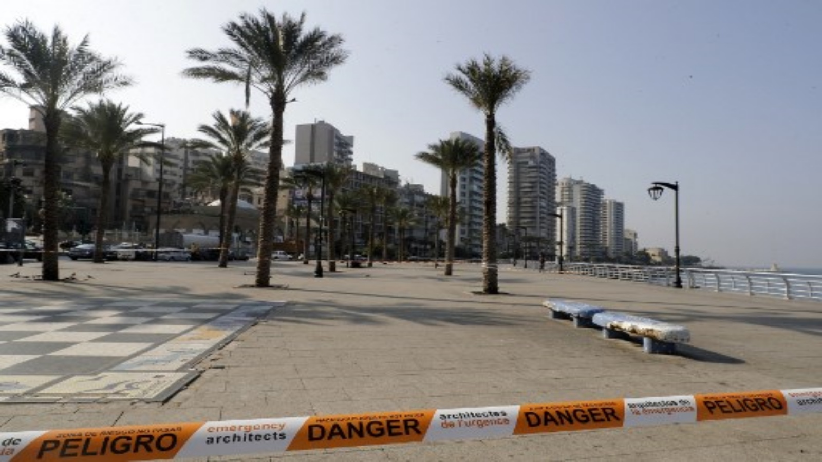 الكورنيش الساحلي المزدحم مهجور خلال الإغلاق الذي فرضته السلطات في محاولة لإبطاء انتشار فيروس كورونا ، في العاصمة اللبنانية بيروت ، في 7 يناير 2021.