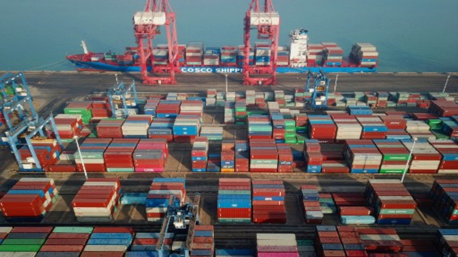 صورة جوية لحاويات شحن مكدسة في ميناء في ليانيونقانغ بمقاطعة جيانغسو شرقي الصين في 14 يناير 2021