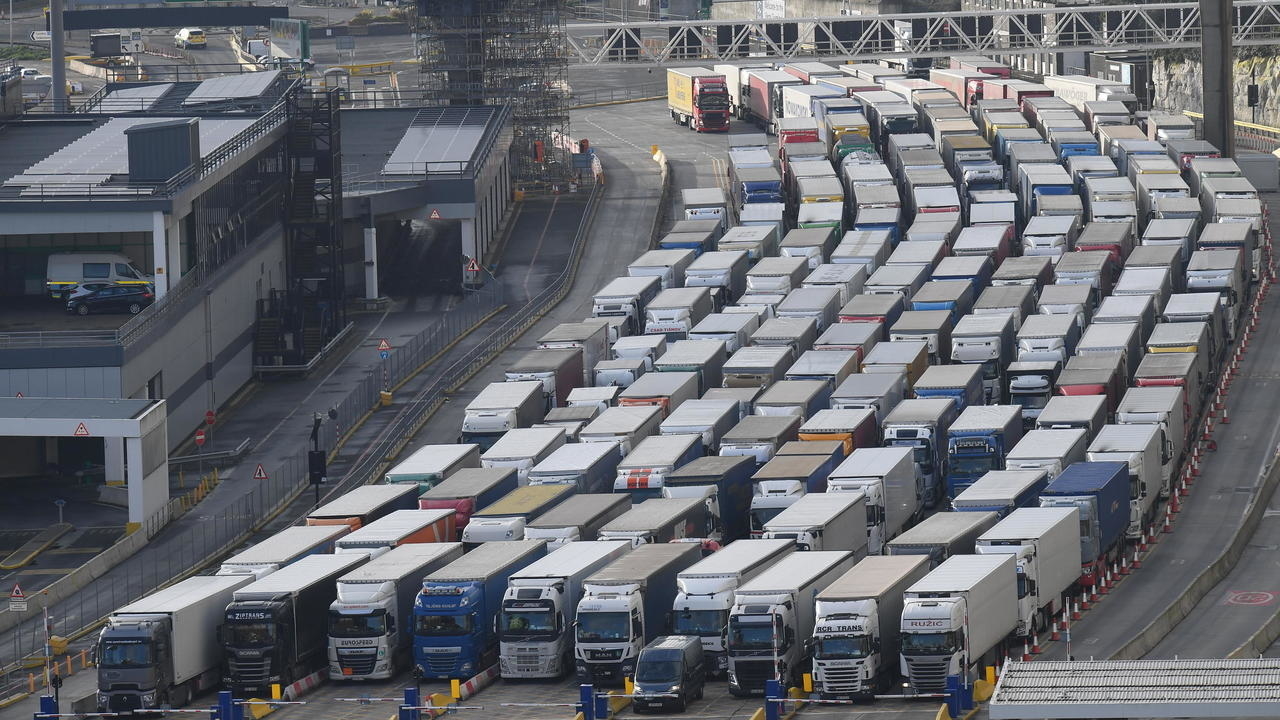 صورة من الإرشيف في 10 كانون الأول/ديسمبر 2020 تظهر شاحنات شحن ثقيل في مرفأ دوفر في جنوب إنكلترا