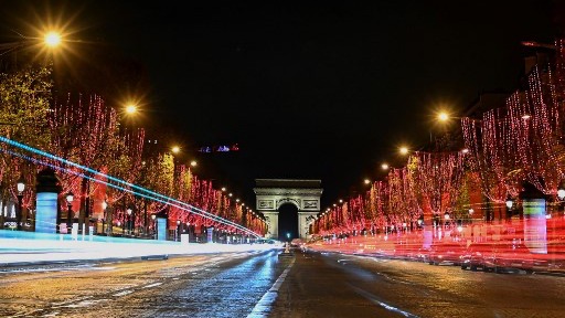 شارع الشانزليزيه وقوس النصر يتلألآن بأضواء الميلاد الذي افتتح موسمه رسمياً في باريس يوم 22 نوفمبر 2020
