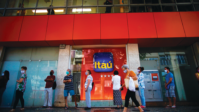 برازيليون يصطفون أمام أحد المصارف في ريو دي جانيرو