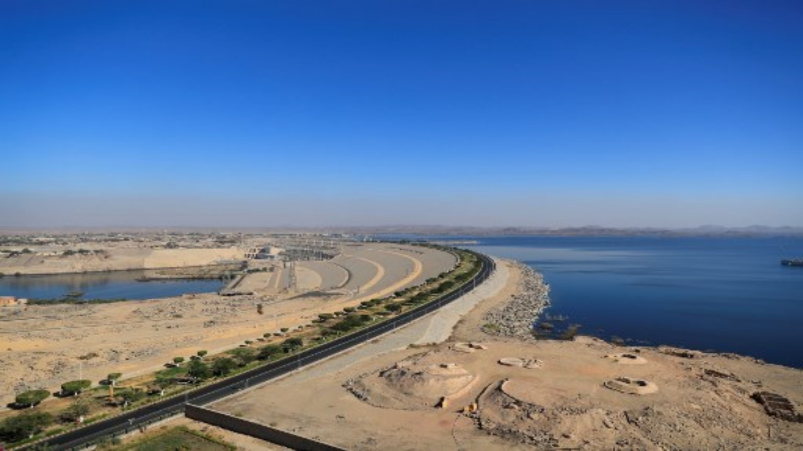  صورة التقطت في 3 يناير 2021 منظرًا عامًا للسد العالي في مصر (على اليسار) وبحيرة ناصر (على اليمين) في أسوان ، على بعد حوالي 920 كيلومترًا جنوب العاصمة القاهرة