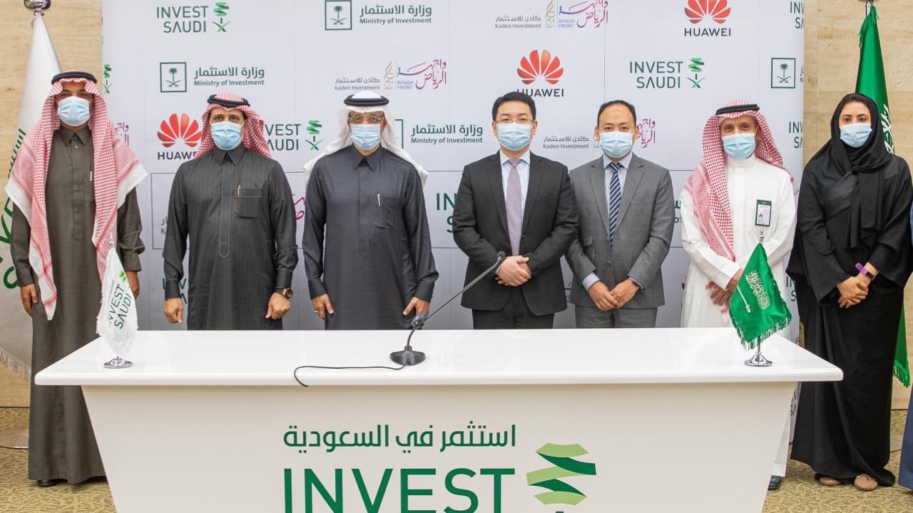 توقيع الاتفاقية بين هواوي وكادن الاستثمارية لافتتاح أكبر متجر لهواوي في الرياض