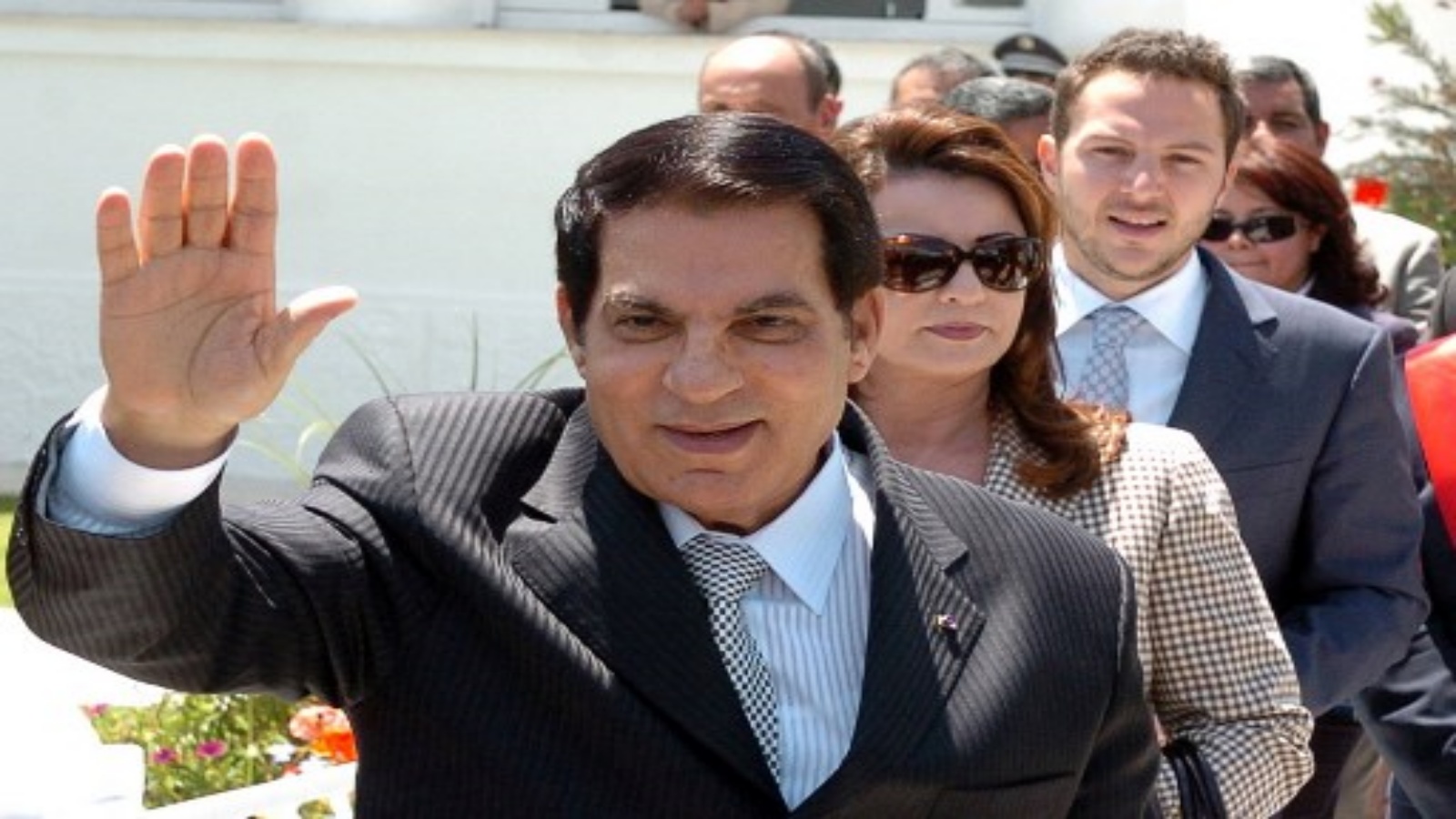 صورة التقطت في 9 مايو 2010 ، يلوح الرئيس التونسي آنذاك زين العابدين بن علي (في الأمام) للمهنئين بعد التصويت في الانتخابات البلدية إلى جانب زوجته ليلى (وسط) وابنه.رجل الأعمال التونسي صخر الماطري (إلى اليمين) في تونس