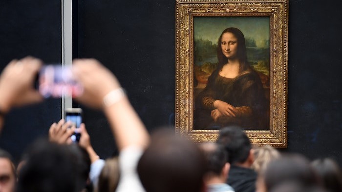 موناليزا في متحف اللوفر بباريس