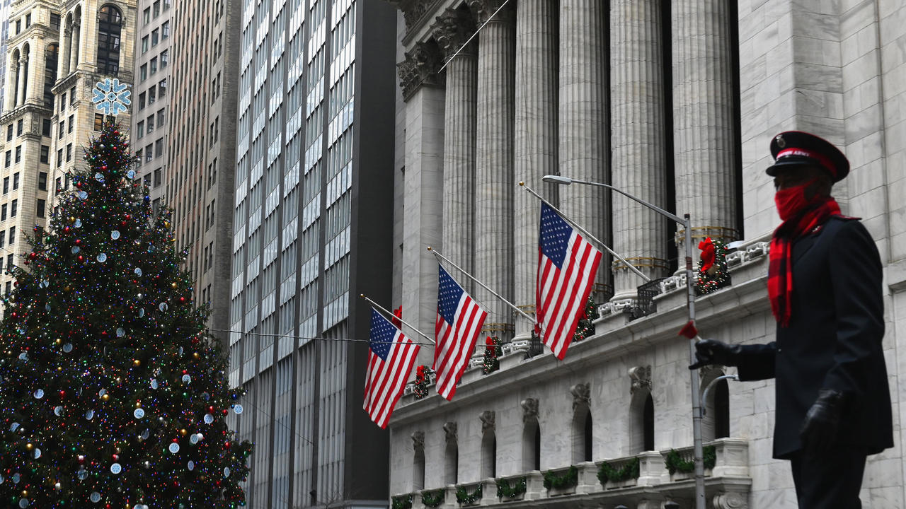 صورة من الإرشيف في 9 كانون الأول/ديسمبر 2020 تظهر مدخل بورصة نيويورك في وول ستريت